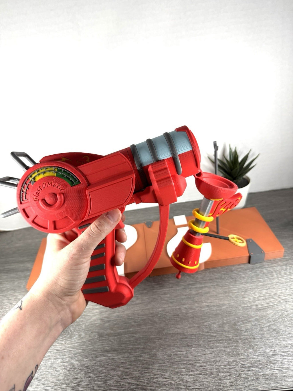 3D Printed Call Of Duty Ray Gun With Mystery Box Stand 